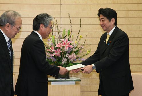 安倍总理在总理大臣官邸接受了公益财团法人日本奥林匹克委员会（JOC）会长竹田恒和，伦敦奥运会及伦敦残奥会日本代表团团员的拜会。