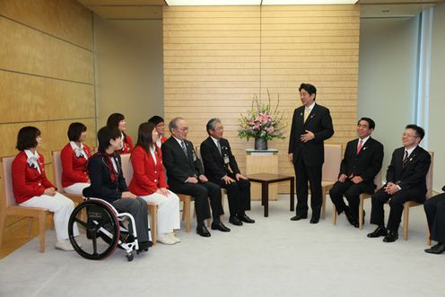 安倍总理在总理大臣官邸接受了公益财团法人日本奥林匹克委员会（JOC）会长竹田恒和，伦敦奥运会及伦敦残奥会日本代表团团员的拜会。