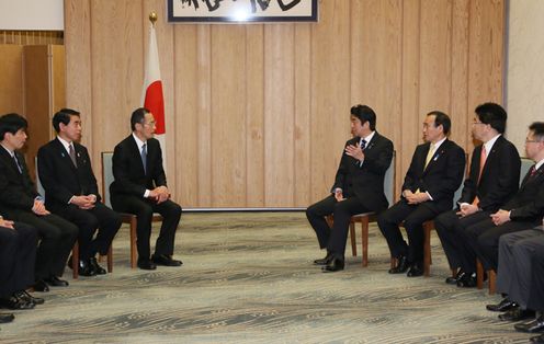 安倍总理在总理大臣官邸向诺贝尔生理学或医学奖获得者iPS细胞研究所所长山中伸弥颁发了内阁总理大臣感谢状和纪念品。
