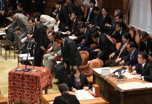 安倍总理出席了众议院预算委员会及众议院全体会议。