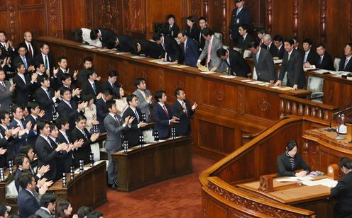 安倍总理出席了众议院预算委员会及众议院全体会议。