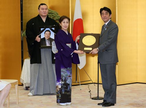 安倍总理在总理大臣官邸为已故纳谷幸喜（元横纲大鹏）举行了国民荣誉奖表彰仪式，并授予了奖状、奖牌及纪念品。