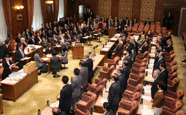 安倍总理出席了参议院预算委员会。