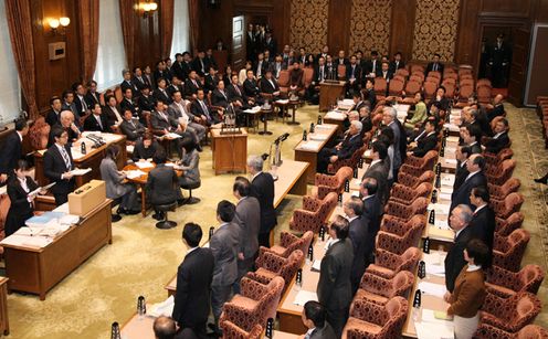安倍总理出席了参议院预算委员会。