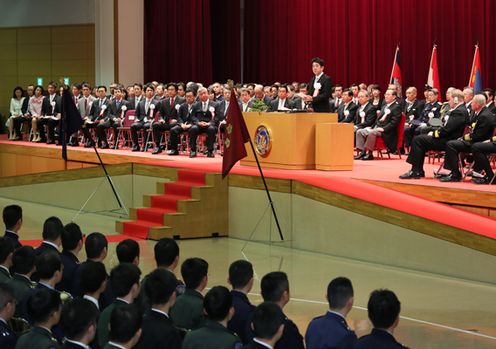 安倍总理出席了位于神奈川县横须贺市的防卫大学校的毕业典礼，作为自卫队最高指挥官对毕业生作了训示。