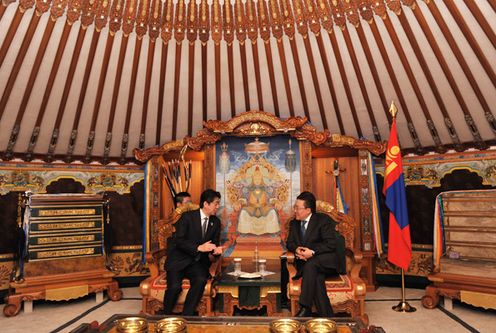 安倍总理访问了去年迎接建交四十周年的蒙古国。