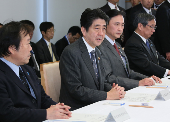 安倍总理在总理大臣官邸出席了第一次与有关绑架问题的有识之士的恳谈会。