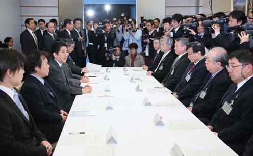 安倍总理在总理大臣官邸出席了第一次与有关绑架问题的有识之士的恳谈会。