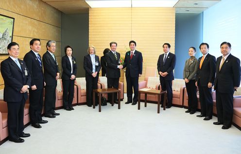 安倍总理在总理大臣官邸接受了国际滑冰联盟（ISU）会长奥塔维奥•钦宽塔的拜会。