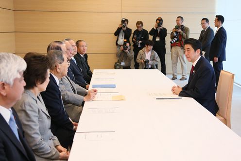 安倍总理在总理大臣官邸接受了战殁者慰灵诸团体的要求。