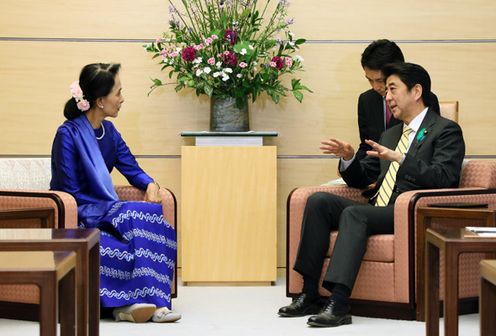 安倍总理在总理大臣官邸接受了缅甸联邦共和国全国民主联盟领导人昂山素季的拜会。