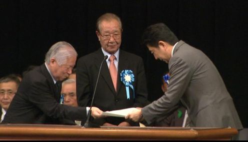 安倍总理出席了在日比谷公会堂召开的“营救所有绑架受害者!国民大集会”