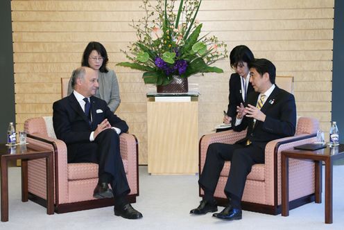 安倍总理在总理大臣官邸接受了法兰西共和国外交部长洛朗•法比尤斯的拜会。