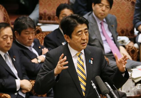 安倍总理出席了参议院预算委员会。