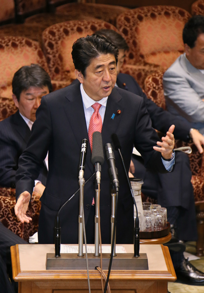 安倍总理出席了参议院预算委员会。