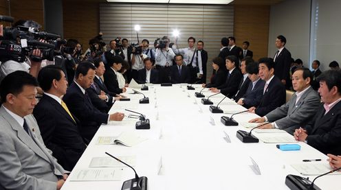安倍总理在总理大臣官邸召开了第一次农林水产业与地域活力创造本部会议。