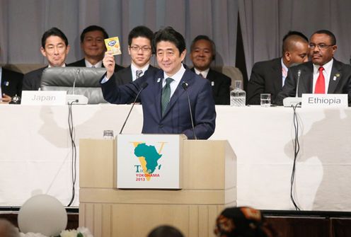 安倍总理在横滨市内出席了第五届非洲开发会议(TICAD V)“开幕式”,并致了开幕辞。