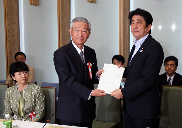 安倍总理在总理大臣官邸出席了第十二次规制改革会议。