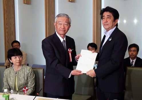 安倍总理在总理大臣官邸出席了第十二次规制改革会议。