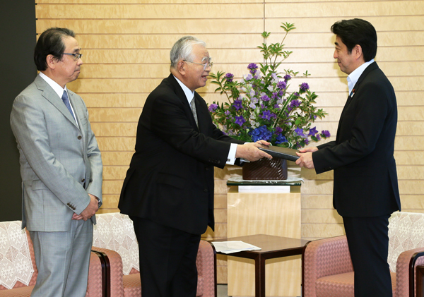 安倍总理在总理大臣官邸接受了日本与欧盟商业圆桌会议（BRT）的联合议长米仓及代理议长永山的拜会。