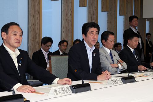 安倍总理出席了在总理大臣官邸召开的中央与地方协商会议。