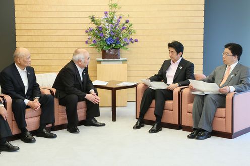 安倍总理在总理大臣官邸接见了JA全中（全国农业协同组合中央会）等JA集团。