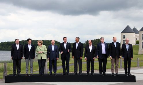 为了出席八国集团（G8）厄恩湖峰会正在北爱尔兰进行访问的安倍总理与各国首脑举行了会谈等。