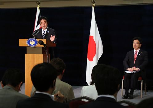 为了出席八国集团（G8）厄恩湖峰会正在北爱尔兰进行访问的安倍总理与各国首脑举行了会谈等。