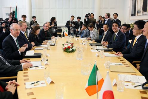 正在访问爱尔兰的安倍总理举行了日本与爱尔兰首脑联合记者招待会等。
