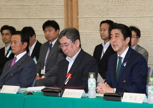 安倍总理在总理大臣官邸出席了第1次政府税制调查会。