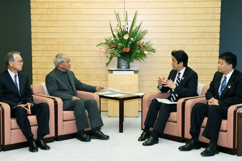 安倍总理在总理大臣官邸接收了“关于大城市制度改革及基本地方政府行政服务提供体制的建议书”。