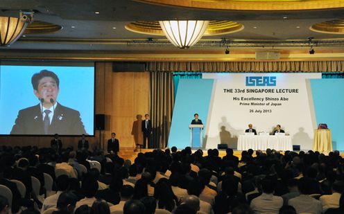 安倍总理访问了新加坡共和国。