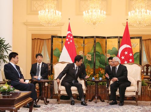 安倍总理访问了新加坡共和国。
