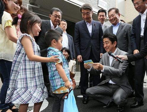 安倍总理为了把握东日本大地震灾害的复兴情况访问了宫城县。