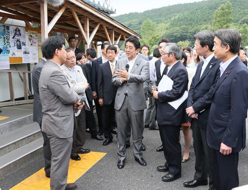 安倍总理为了把握东日本大地震灾害的复兴情况访问了宫城县。