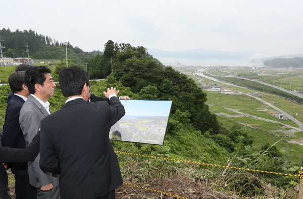 安倍总理为了把握东日本大地震灾害的复兴情况访问了宫城县。
