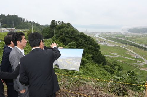 安倍总理为了把握东日本大地震灾害的复兴情况访问了宫城县。