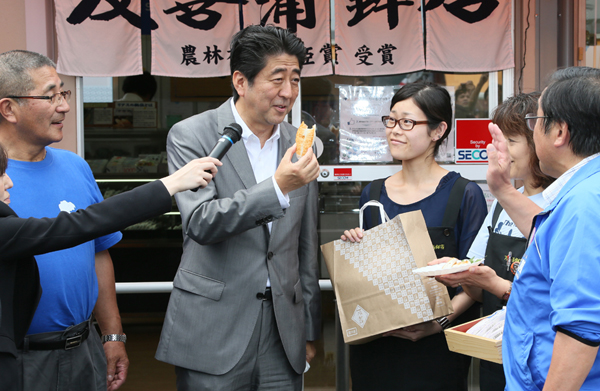 安倍总理为了把握东日本大地震灾害的复兴情况访问了宫城县。