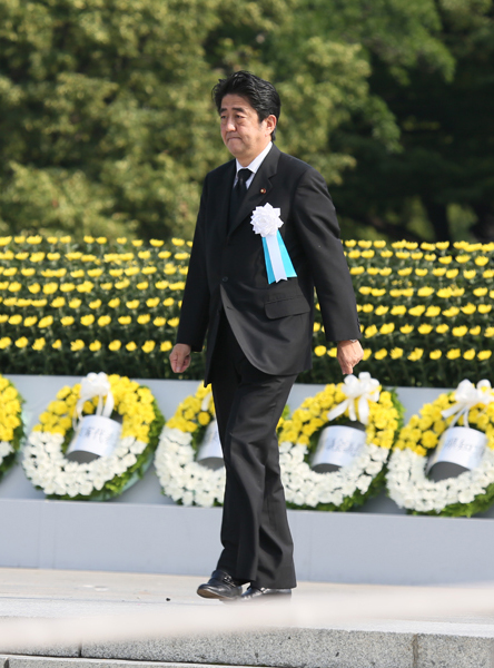 安倍总理出席了在广岛市中区和平纪念公园举行的广岛市原子弹爆炸遇难者悼念暨和平祈愿仪式。