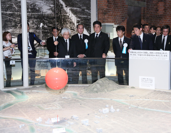 安倍总理出席了在广岛市中区和平纪念公园举行的广岛市原子弹爆炸遇难者悼念暨和平祈愿仪式。