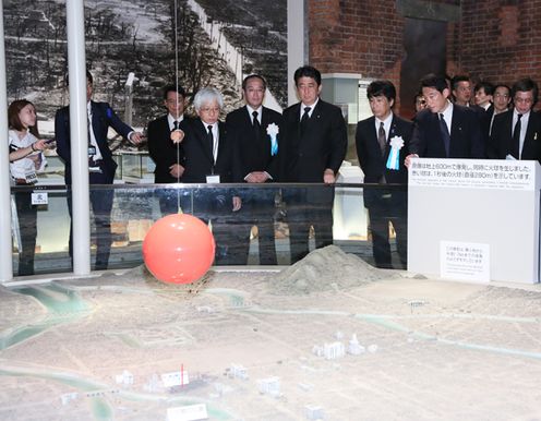 安倍总理出席了在广岛市中区和平纪念公园举行的广岛市原子弹爆炸遇难者悼念暨和平祈愿仪式。