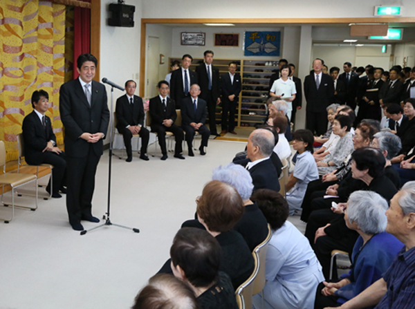 安倍总理出席了在广岛市中区和平纪念公园举行的广岛市原子弹爆炸遇难者悼念暨和平祈愿仪式。