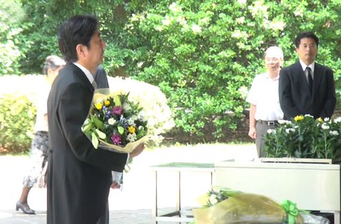 安倍总理出席了在千鸟之渊战殁者墓苑举行的祭拜仪式。