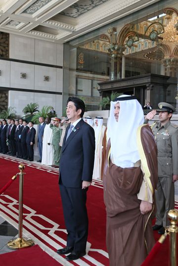 安倍总理访问了科威特国。