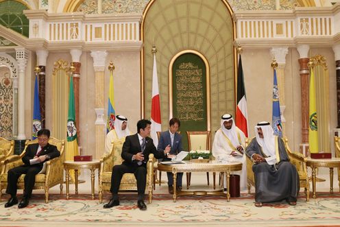 安倍总理访问了科威特国。
