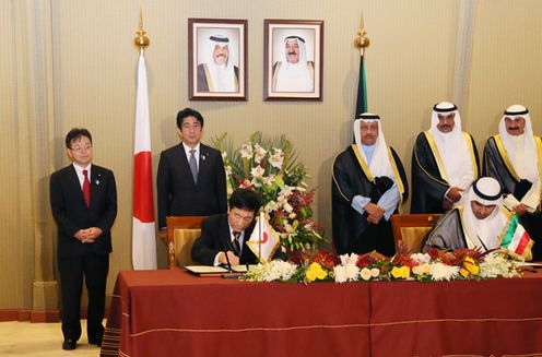 安倍总理访问了科威特国。