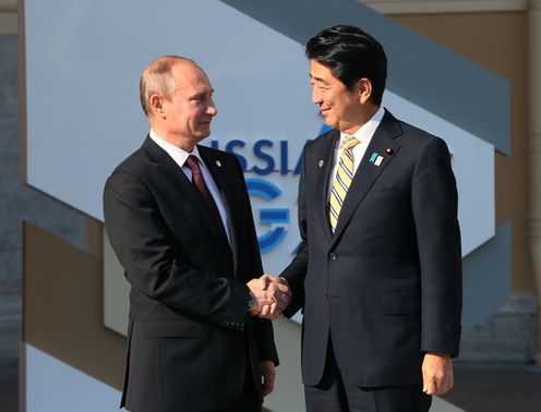 为了出席G20圣彼得堡峰会，安倍总理访问了俄罗斯连邦。