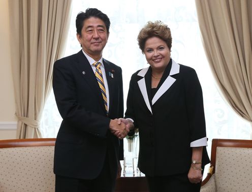 为了出席G20圣彼得堡峰会，安倍总理访问了俄罗斯连邦。