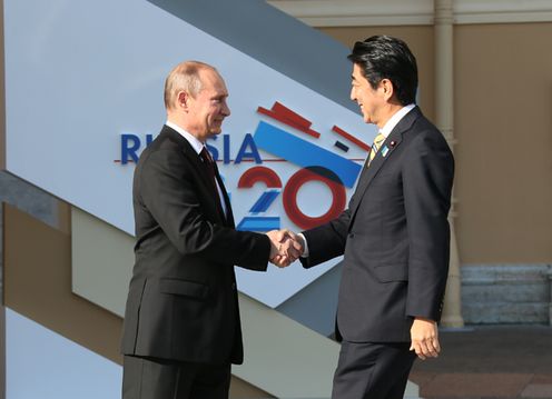 为了出席G20圣彼得堡峰会，安倍总理访问了俄罗斯连邦。