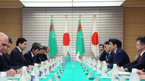安倍总理在总理大臣官邸与土库曼斯坦总统古尔班古力•别尔德穆哈梅多夫举行了会谈。